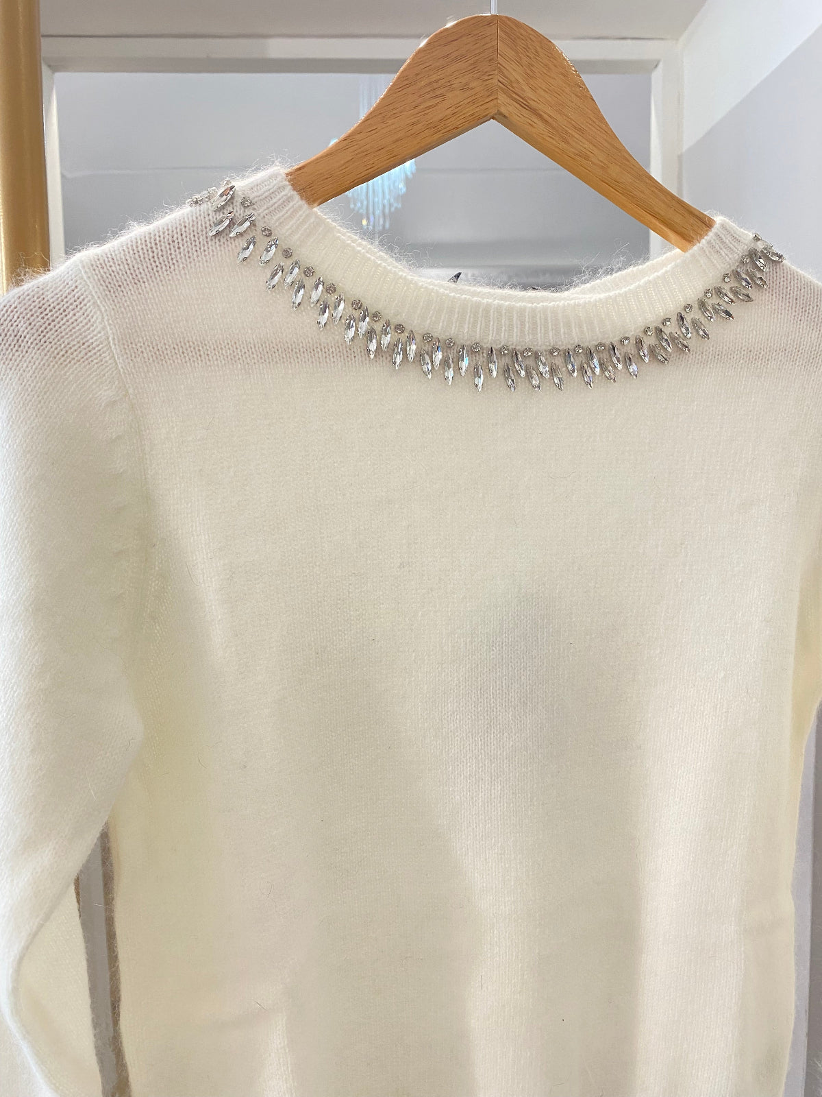 Kocca maglione con pietre gioiello panna dettaglio