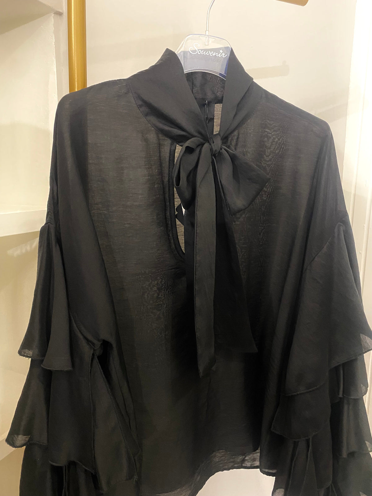 Souvenir camicia con balze nera dettaglio