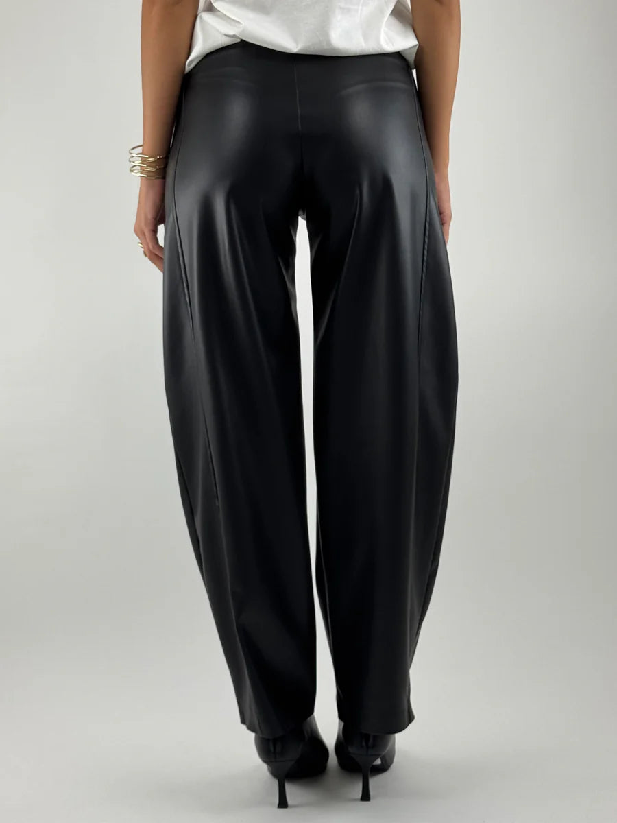 Susy_mix_pantalone_in_ecopelle_nero_retro