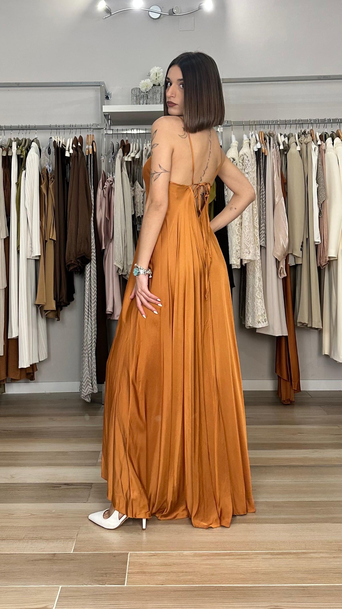 Abito lungo Have one in satin arancione retro
