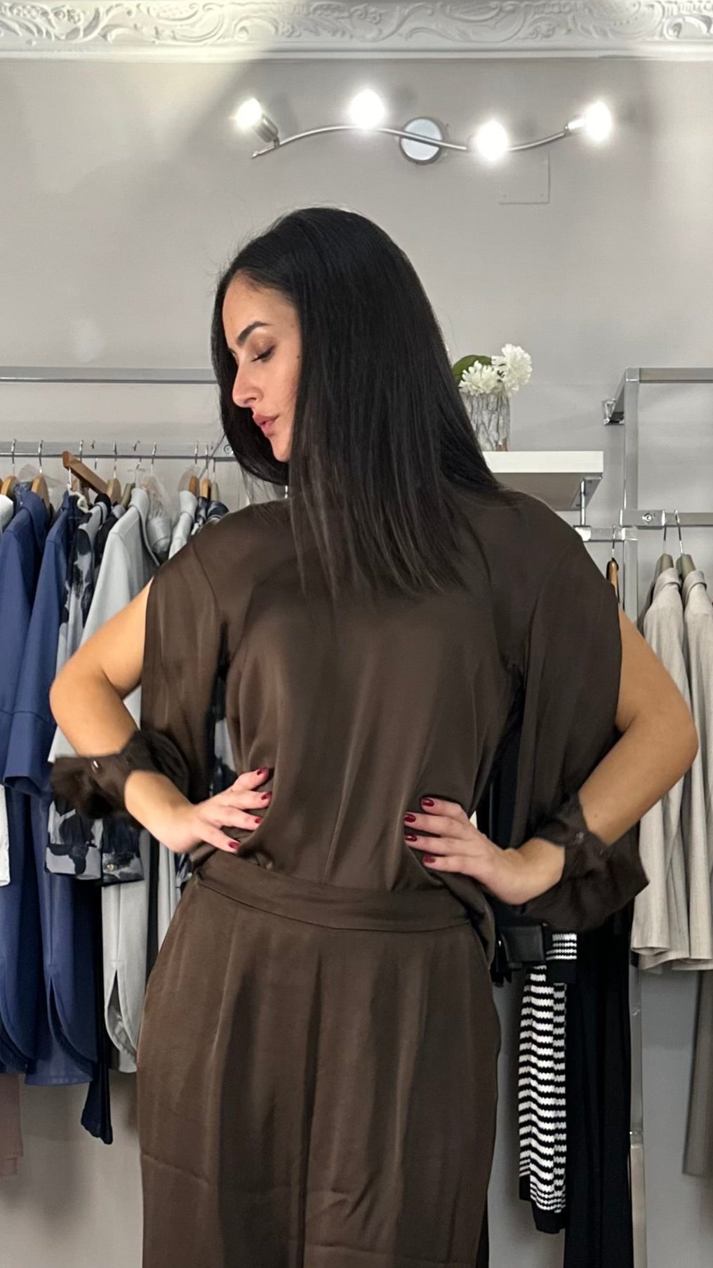 Have one blusa in satin marrone