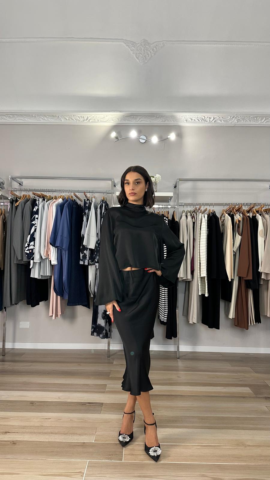 Have one blusa in satin nera dettaglio