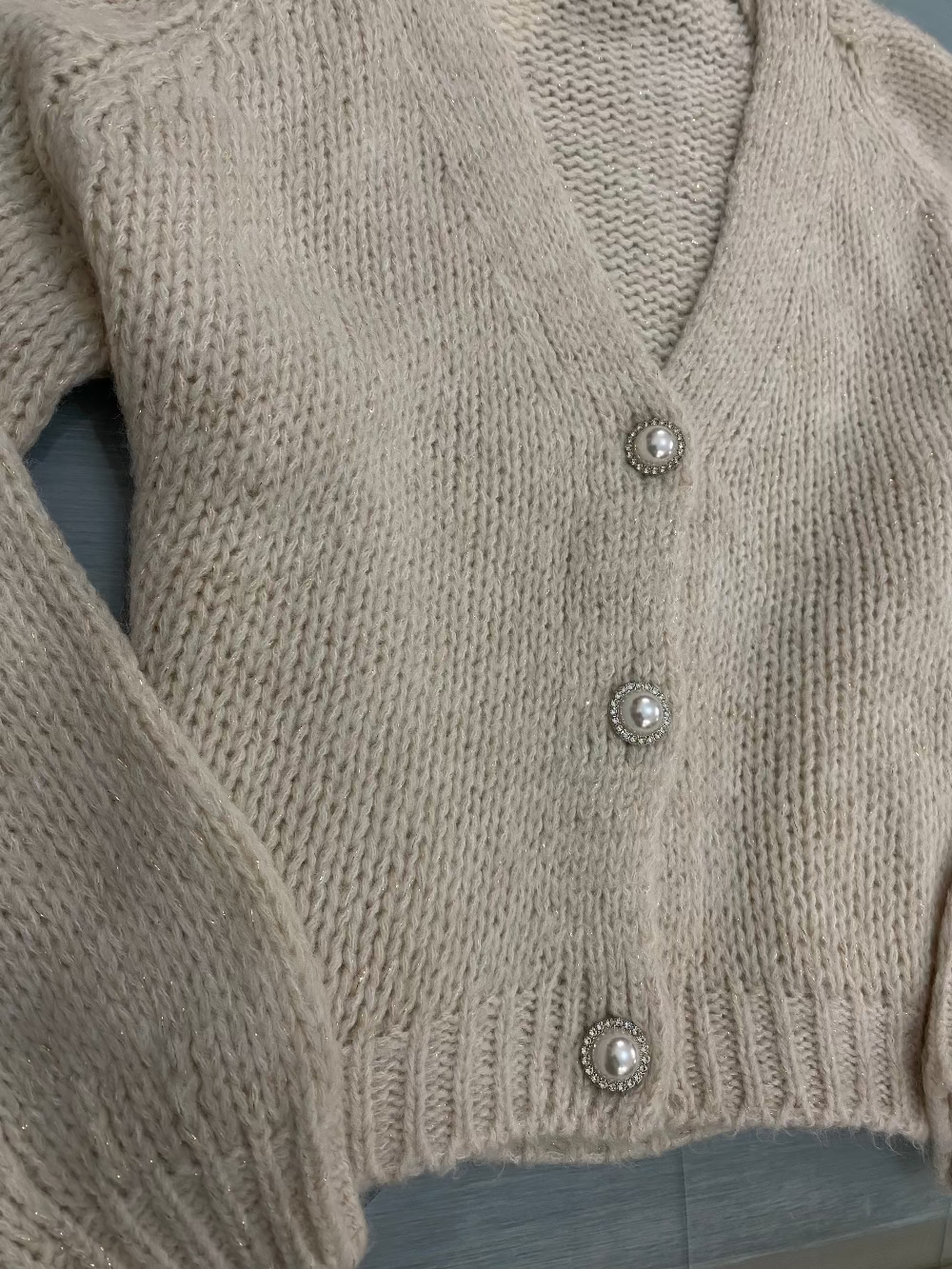 Have one cardigan bottoni gioiello panna dettaglio
