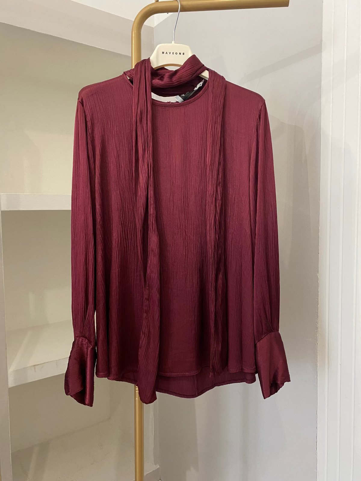 Haveone blusa in satin bordeaux frontale