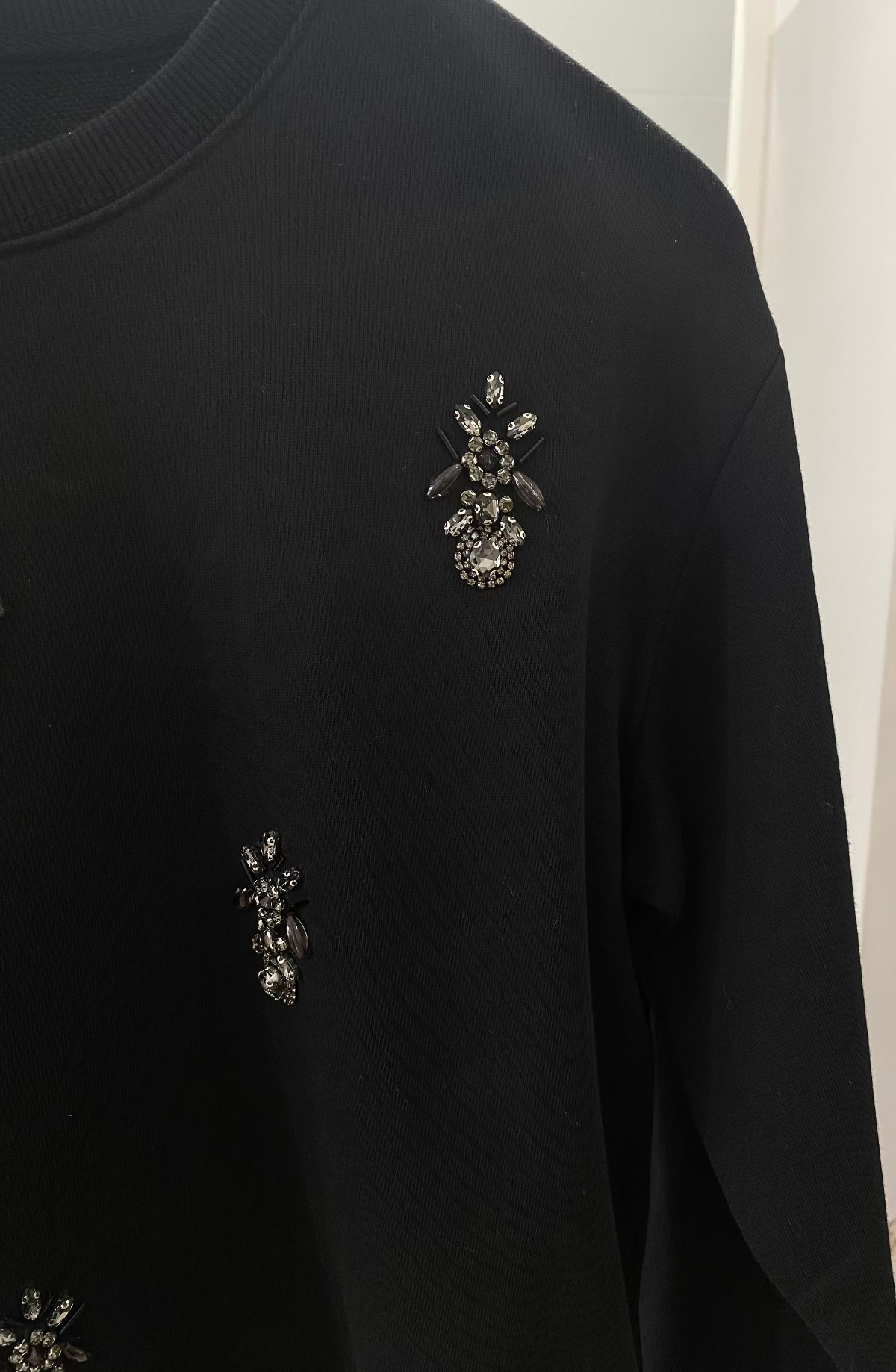 Kocca felpa con pietre gioiello dettaglio