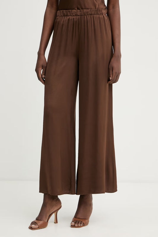 PantalonelungoHaveonemarronefrontale