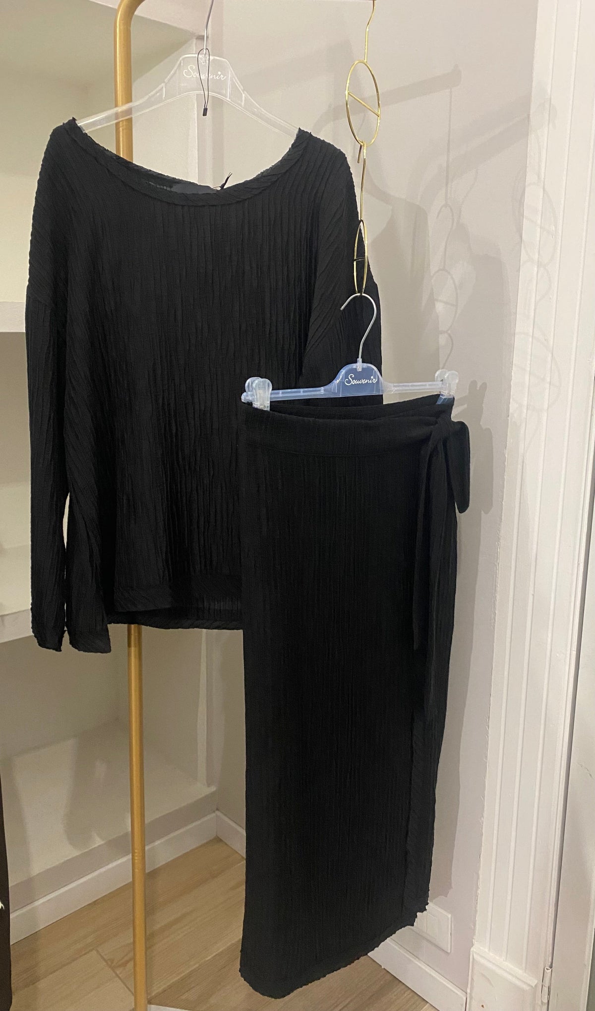 Souvenir blusa morbida nera dettaglio