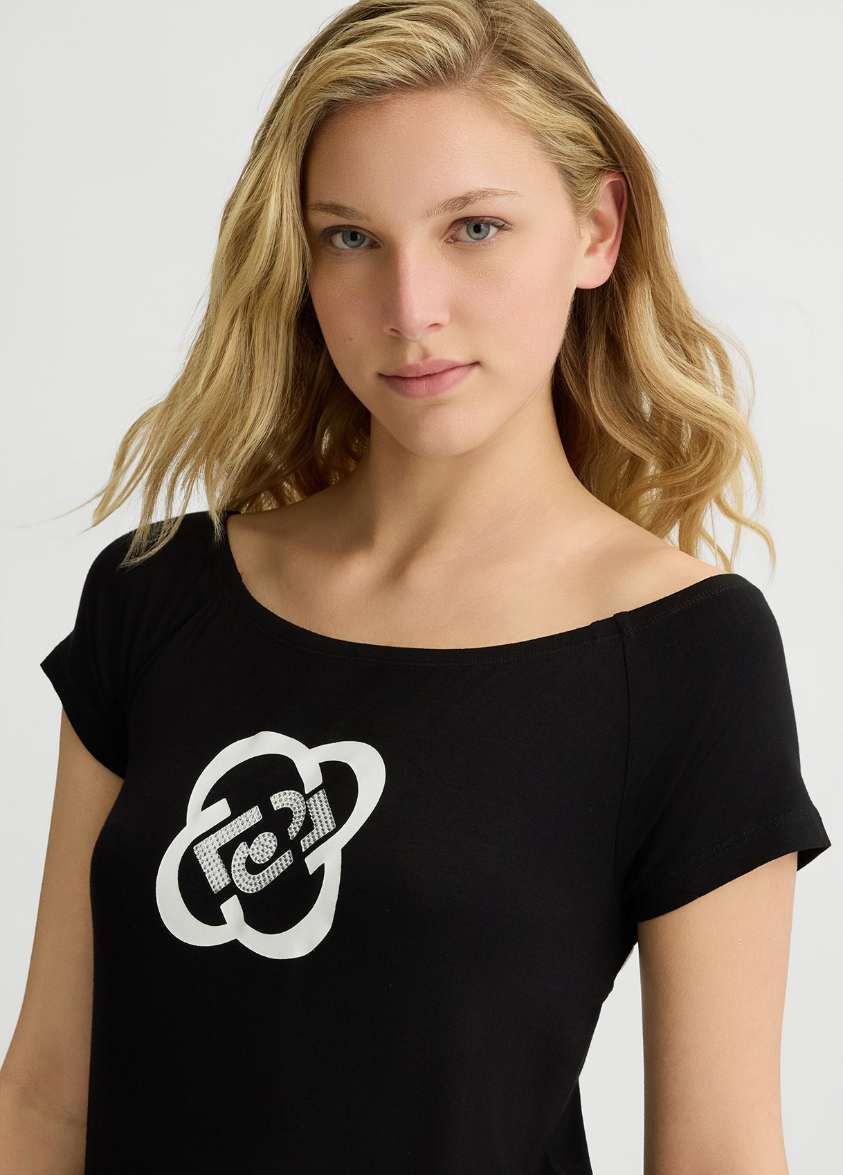 T-shirtLiuJofiocconerafrontale_64dc6ee9-7b4c-49a8-a514-d50433e6ef1c