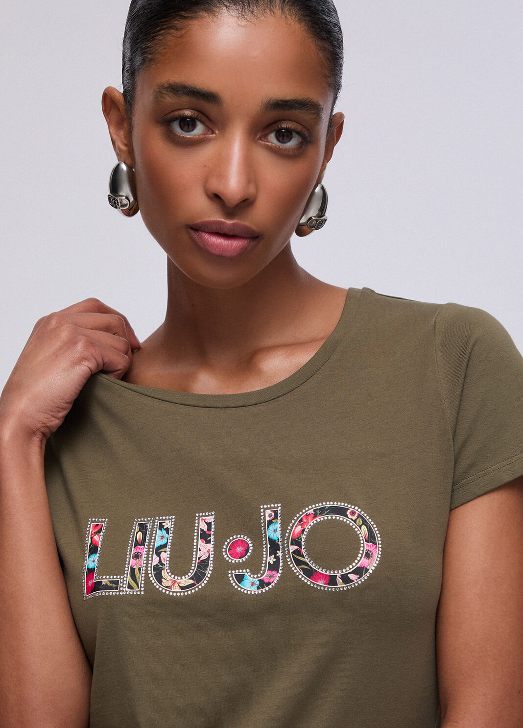 T-shirtLiuJologoflorealedettaglio_67e85258-747b-449b-90fb-ae462c1b7e66